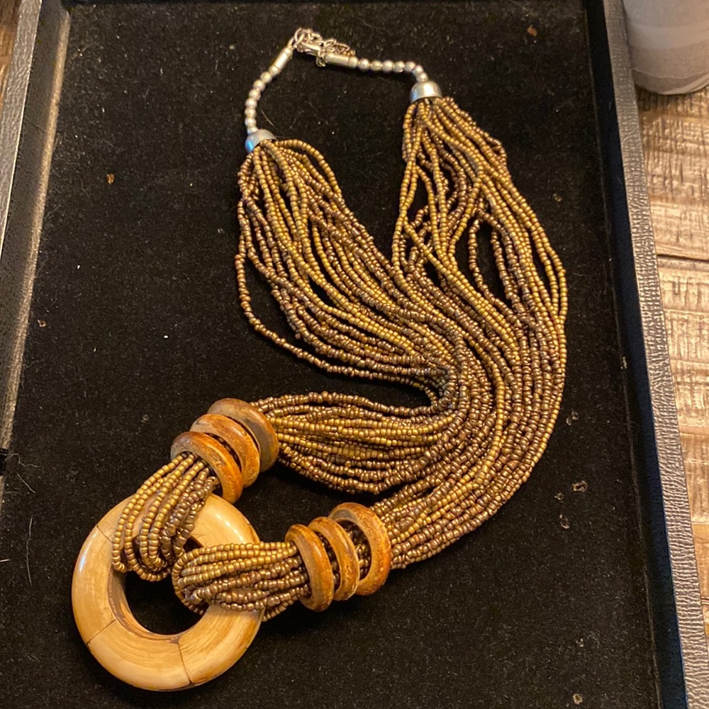 WOMAN’S BEADED NECKLACE